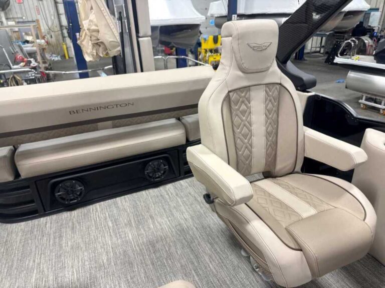 2026 Bennington 24MCSB - Center Swingback - Carbon Fiber Arch!!! US-ETWS9308J526 [photo 17]